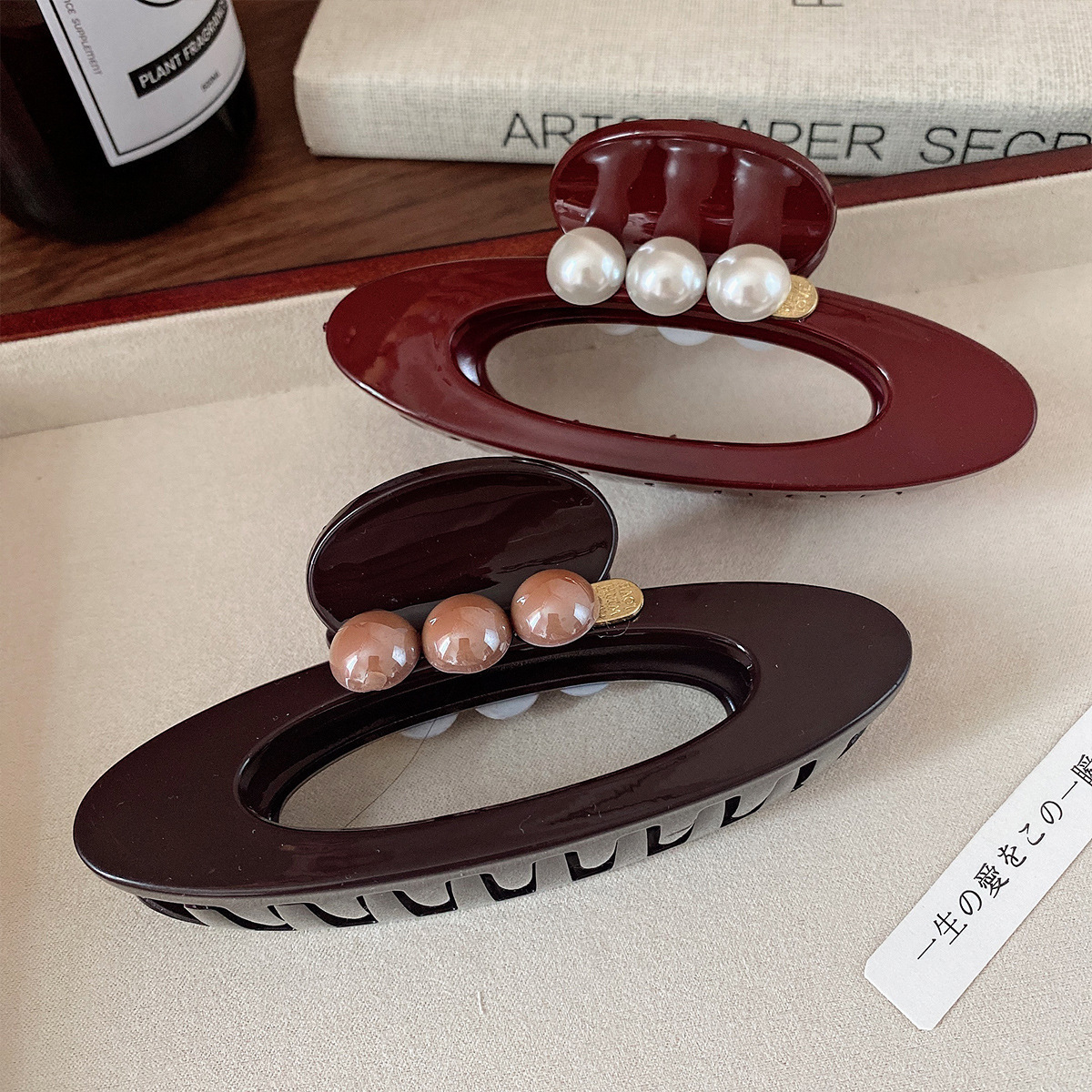 A large, versatile oval pearl clip for women with a high-end look, a large, versatile hair clip at the back of the head, and a shark clip headpiece Application Scenario