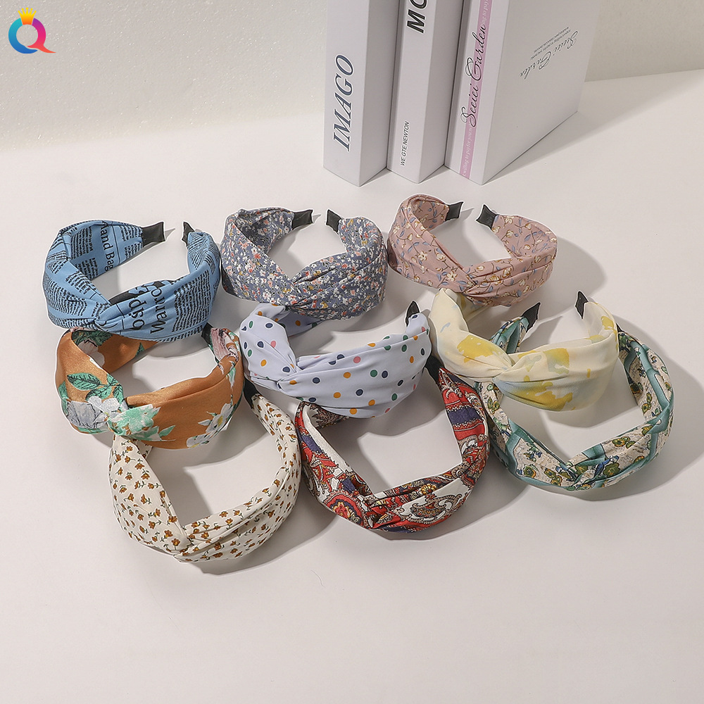 The new Qiyue cross-knot headband exudes an elegant and luxurious style. It features a floral fabric polka dot wide-edge headband and is a hair accessory for women details Picture