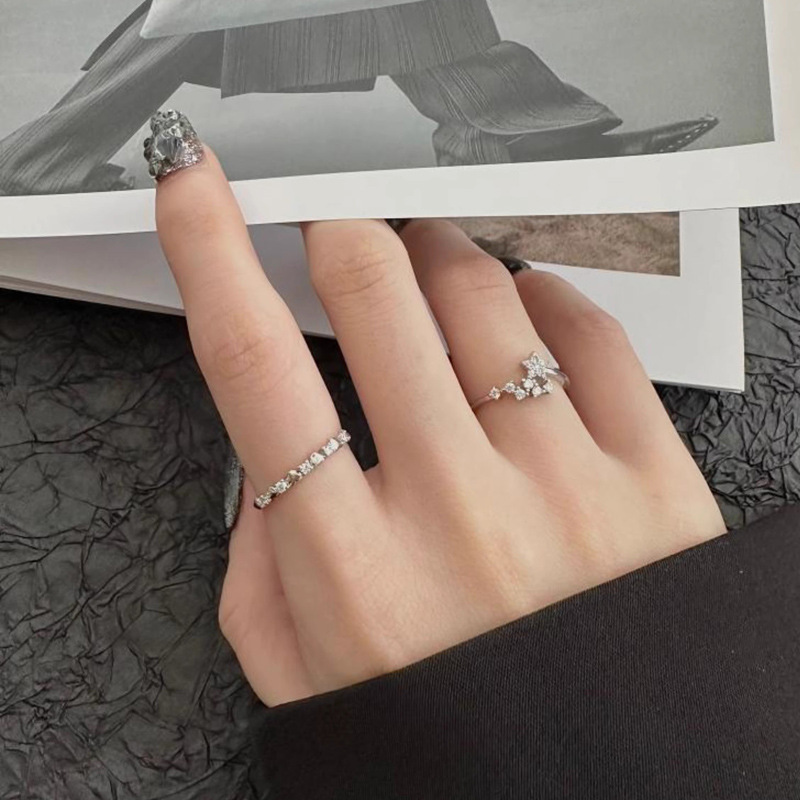 A full-diamond zircon wishing star index finger ring with a trendy Instagram style, a niche design that is fashionable and has an adjustable opening Application Scenario