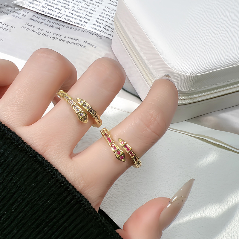 A new personalized gold snake-shaped purple-red diamond open ring for women's Instagram, with a cold and elegant style, fashionable and niche index finger ring Specification drawing