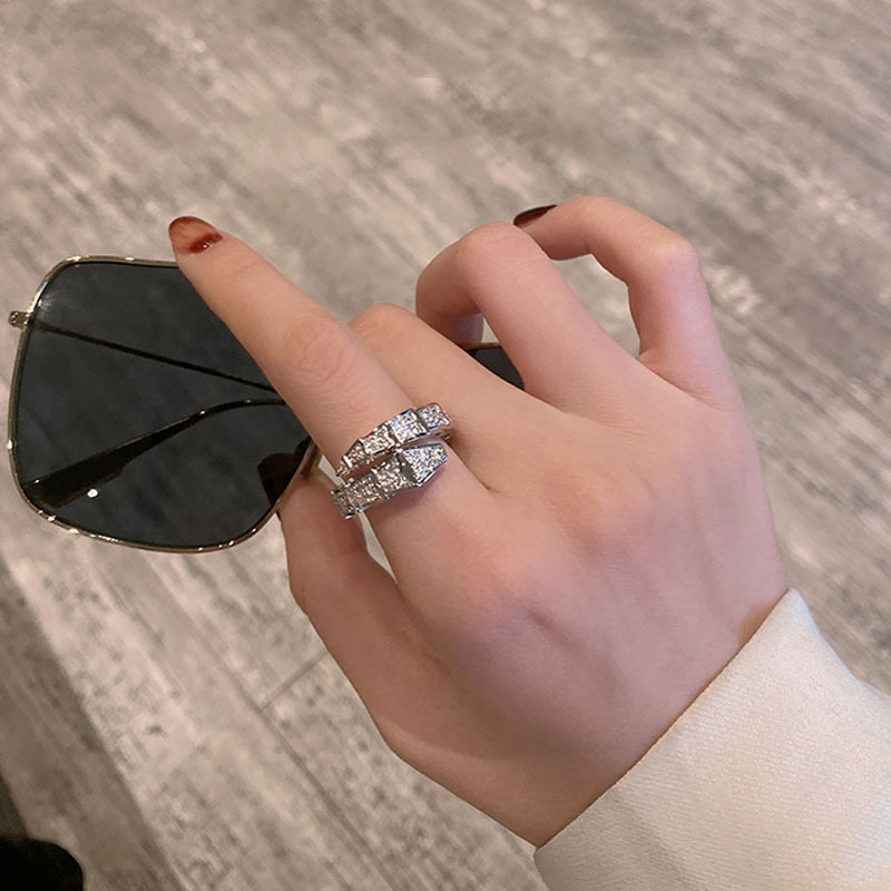 This is a light luxury and high-end ring with a unique and exquisite design for women. It is a trendy index finger ring that has become a social media sensation. It is fashionable and individual, and has a trendy opening ring on Instagram Application Scenario