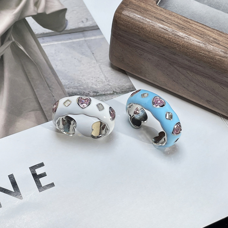 This simple and elegant pink diamond heart-shaped zircon hollowed-out fashionable open ring exudes a sense of high-end sophistication and is a sweet and cool food ring full figure