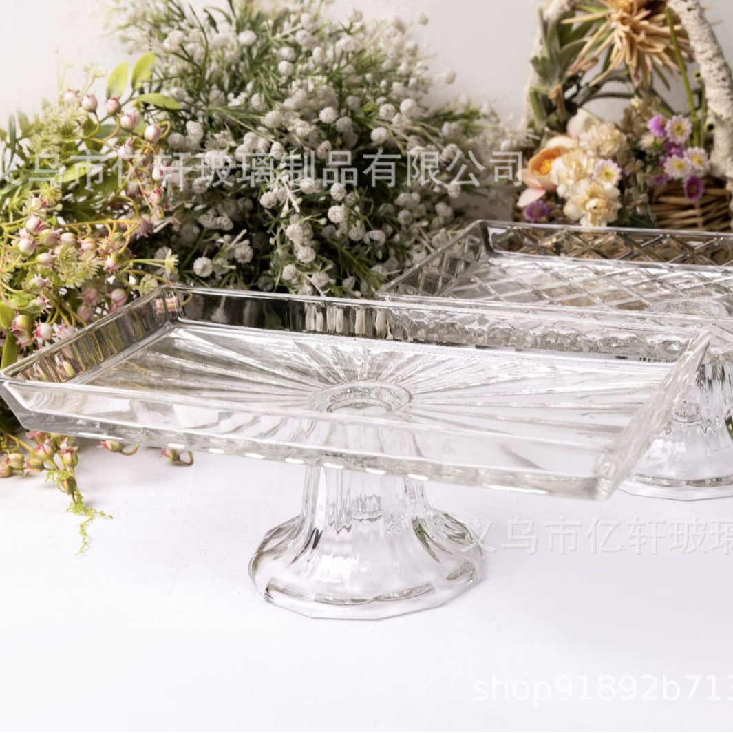 Factory wholesale of embossed glass cake plates, high-legged fruit and pastry trays, Western pastry plates, living room candy and dried fruit plates Application Scenario