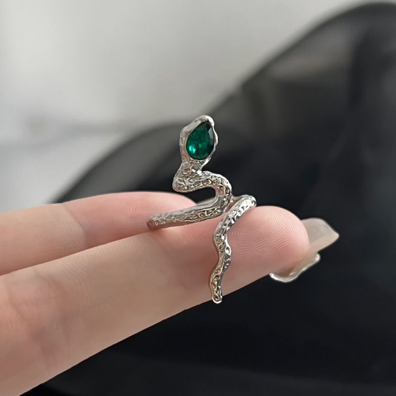 The snake-shaped niche design ring exudes a sense of luxury and sophistication for women. It is a unique open-mouted index finger ring that has become a trendy and cool trend on Instagram Specification drawing