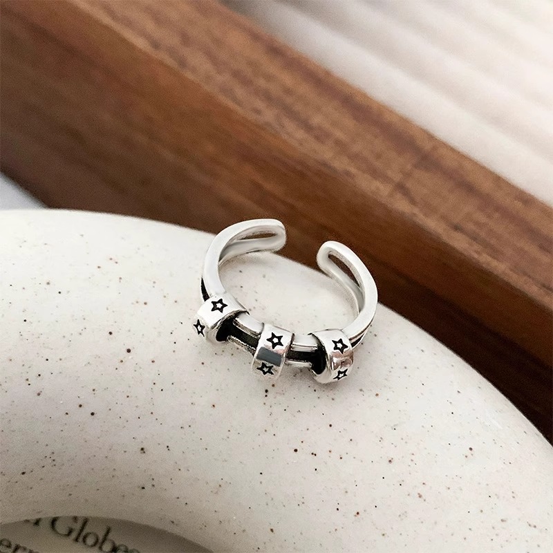 This retro, aged, graffiti, unique and niche open-top ring is designed by a female fashion influencer with a cold and simple style Application Scenario
