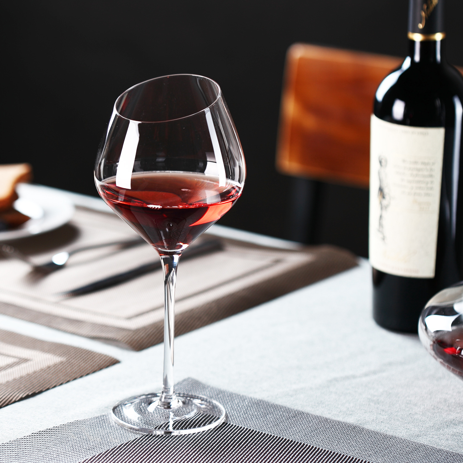 European-style transparent glass wine glasses, wine glasses, highball glasses, champagne glasses, creative light feather slanted lipstick wine glasses Item Picture
