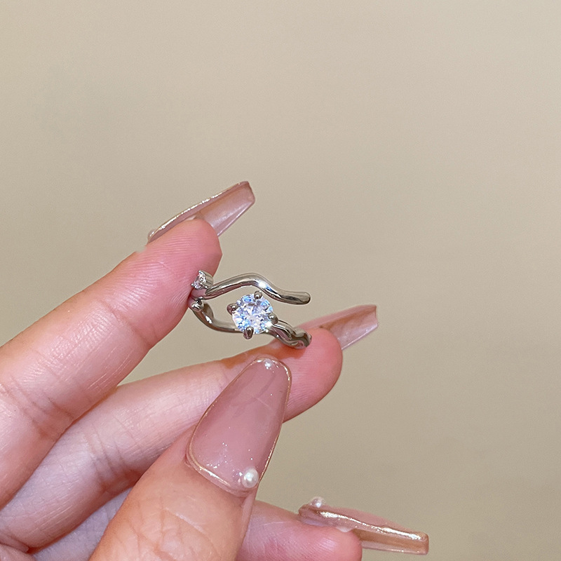 The cold and unique design of the open ring for women on Instagram exudes a sense of high-end sophistication. The zircon adjustable ring exudes a touch of light luxury full figure