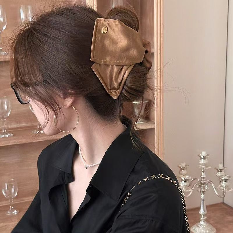 French minimalist fabric triangular claw clip for women's hair, 2025 new style, high-end look, back head plate hair clip shark clip Application Scenario