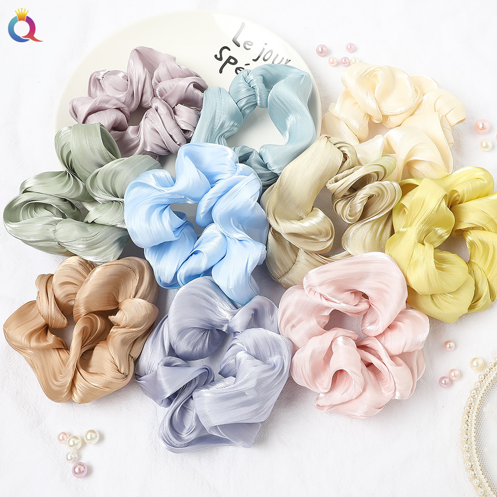 Qiyue, a popular hair band and hair tie from Dongdaemun, South Korea, features a fresh and simple satin hair band and hair accessory full figure