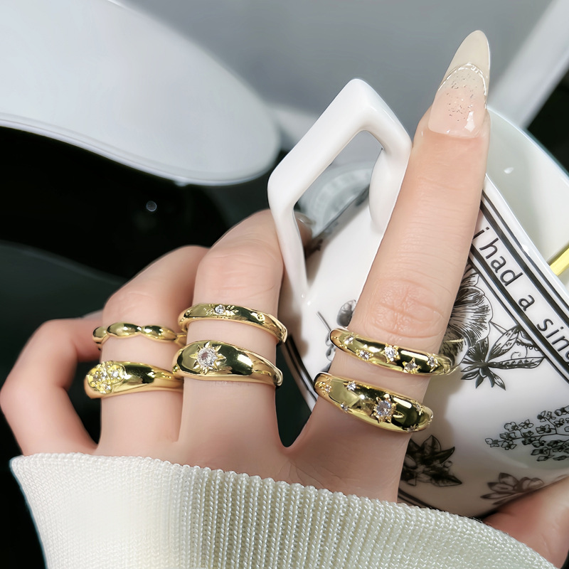 This simple and plain ring with starlight micro-inlay is a unique open-top ring that exudes a feminine charm and a high-end feel. It is versatile and a niche, cold style ring trend full figure
