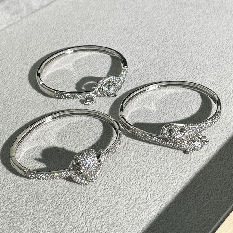 Light luxury leopard head bracelet for women, full diamond, cold style zircon, high-end feel, double leopard head bracelet, classic couple accessory trend Application Scenario
