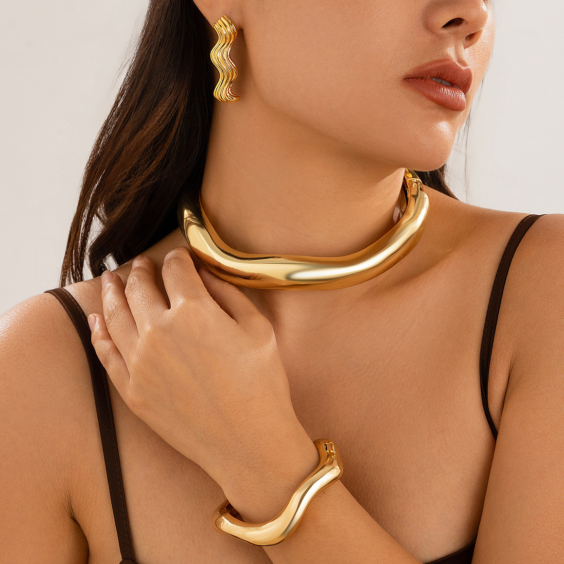 This cross-border design from Europe and America features a liquid irregular lava bracelet with a fashionable and niche texture. It is a pleated and open bracelet for women details Picture