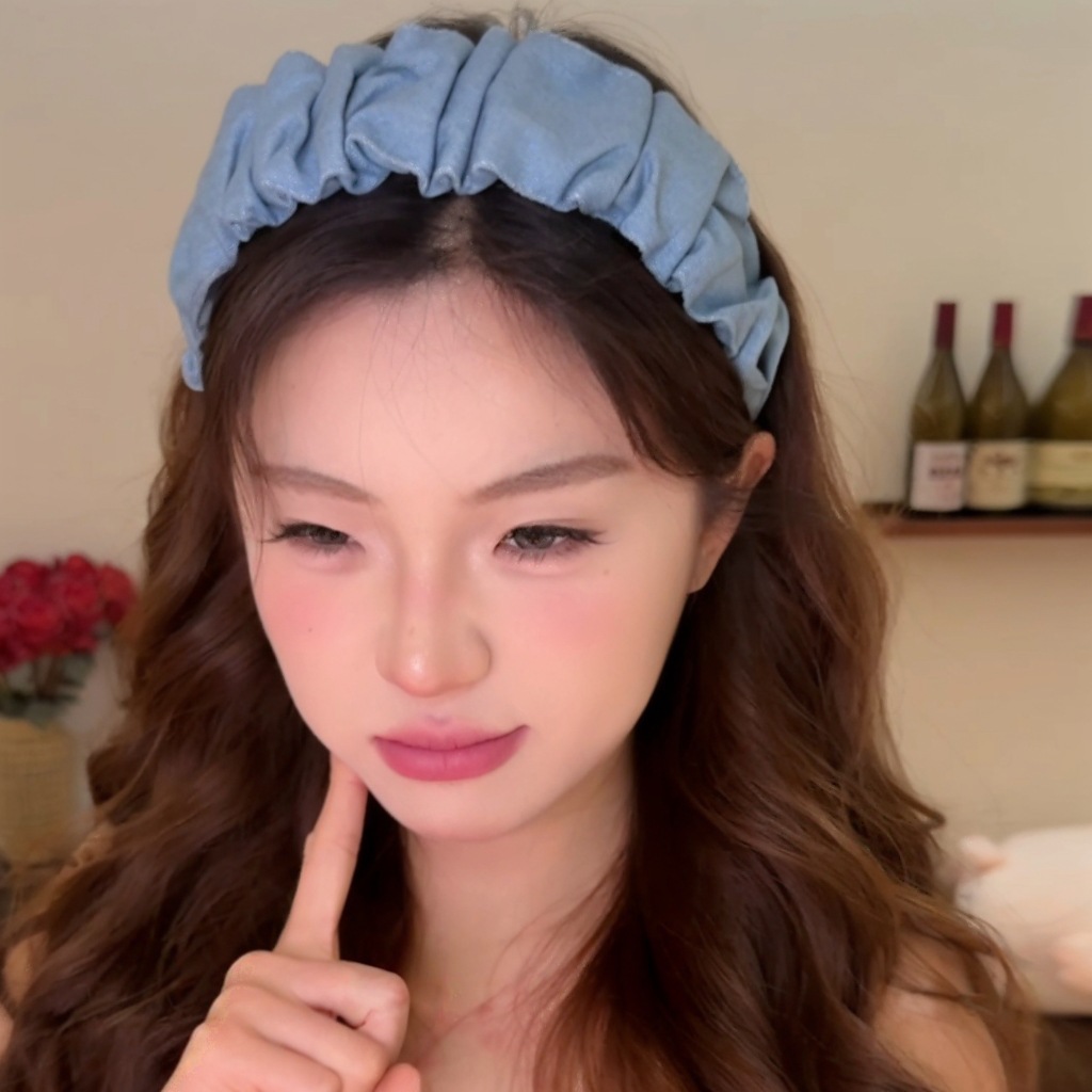 The new denim pleated wide-edge hairband is simple and versatile for women. It features a high headband that highlights the face, a small headband for washing the face, and a hairpin Application Scenario