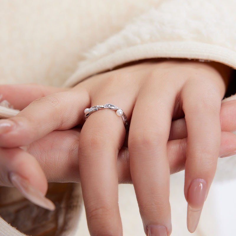 This niche design exudes a sense of sophistication and simplicity. It's an open ring with a feminine texture and a touch of light luxury. It's a personalized ring for daily commuting Application Scenario