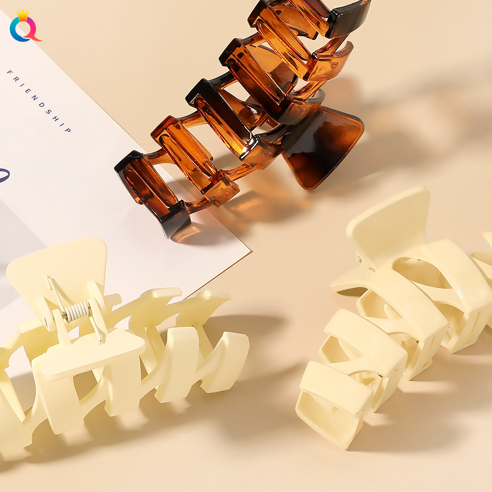 Qiyue Cross-border Yiwu Hair clips, coil hair grippers, simple shark clips, large wavy hair grippers, hair accessories wholesale Application Scenario
