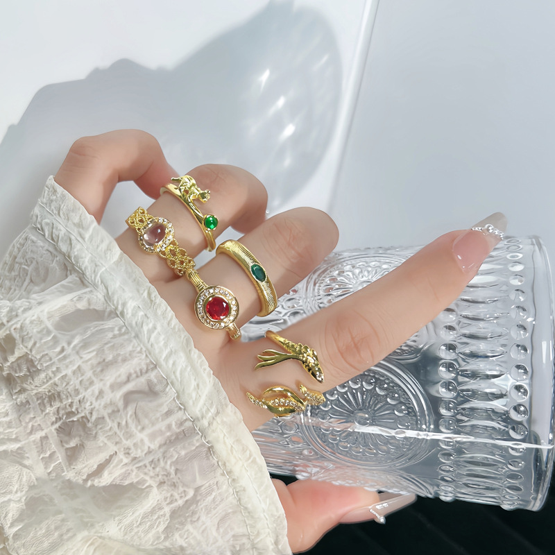 A mid-style, light luxury and high-end goldfish retro open-top ring, a cold and elegant female style, a delicate and versatile index finger ring with colored gemstones Specification drawing