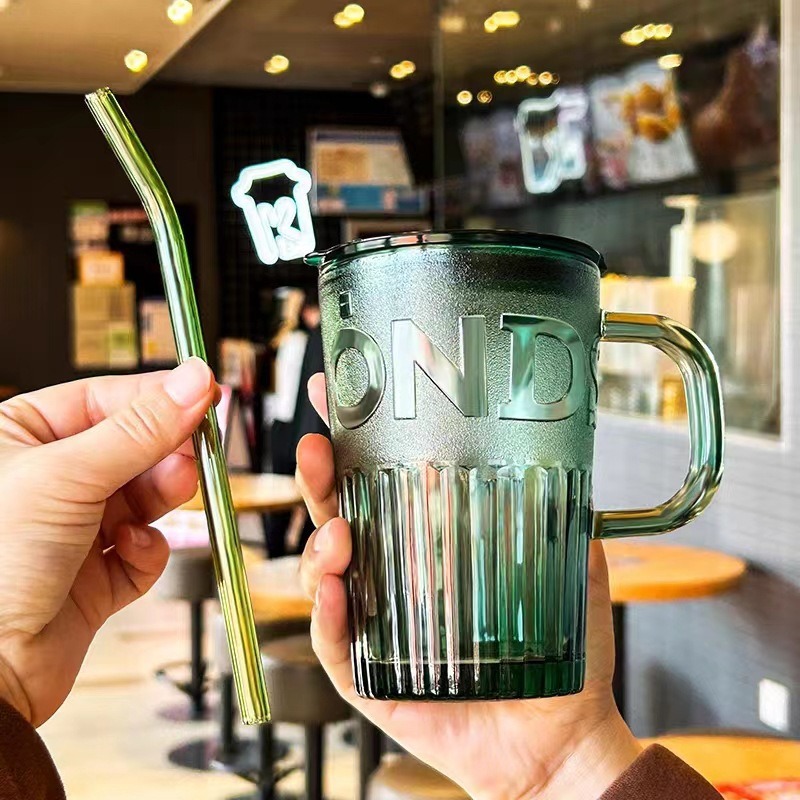Wholesale of large-capacity, simple and personalized glass water cups with straws, thickened glass milk cups for boys and girls full figure