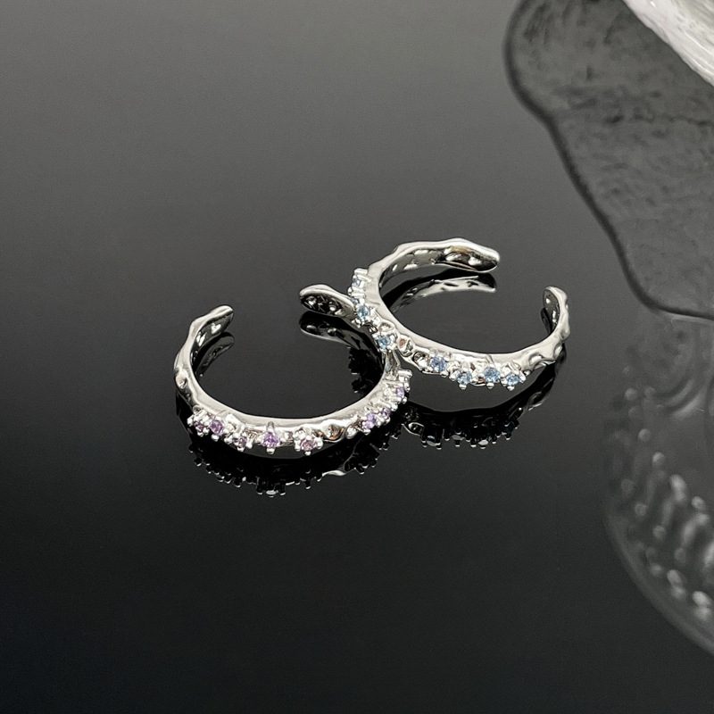 This simple, fine ring with irregular texture and micro-setting is a fashionable open ring that exudes a feminine charm. It is small, versatile and can make your skin look fairer. It is a niche ring Application Scenario
