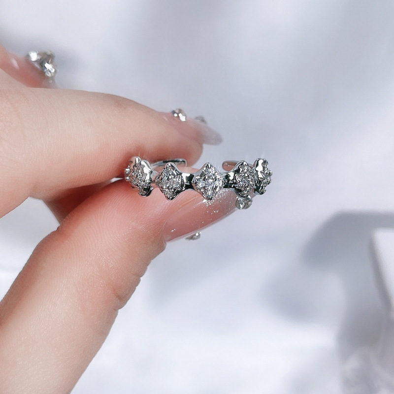 A niche design, simple geometric, irregular texture, open ring for women, light luxury, individual, versatile and exquisite index finger ring Application Scenario