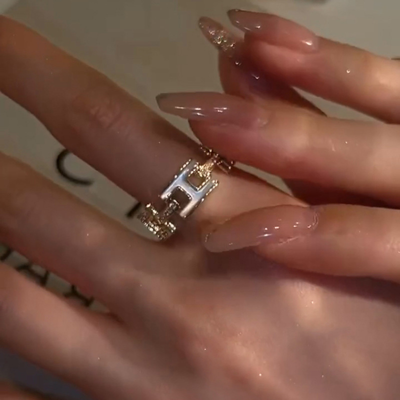 The ring is designed for women, featuring a niche, fashionable and individual style. It is a new, cool and trendy ring with a cool and high-end feel. It is a light luxury index ring Specification drawing