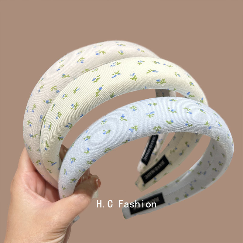 It's hard to please Zhang Ruonan and Wen Yifan with the same white floral headband for women. The new 2025 high top hairband is versatile and can be used to press the hair details Picture