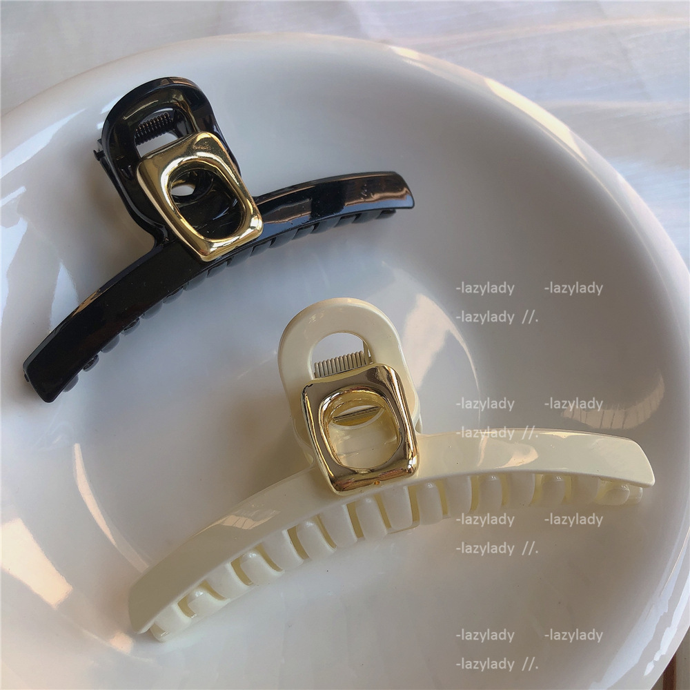 A large hair clip from Dongdaemun, South Korea, exudes a stylish and stylish style. It features a unique French metal back of the head with a cross-border hair clip Specification drawing