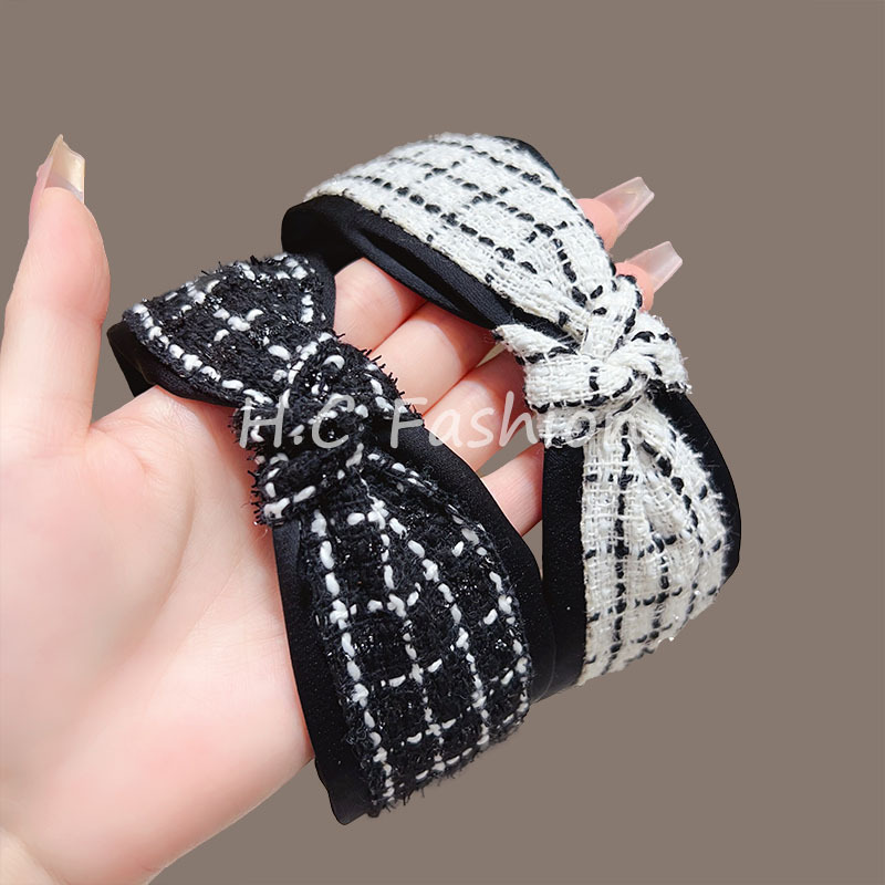 New Chanel-style black and white knotted hair band, high top and wide edge headband, Korean high-end face-washing hair clip accessory Application Scenario