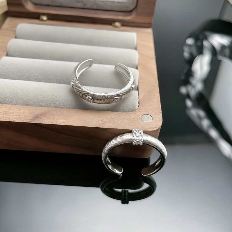 A simple zircon open ring for women, a new brushed high-end index finger ring, a light luxury, niche and exquisite autumn and winter accessory trend Application Scenario