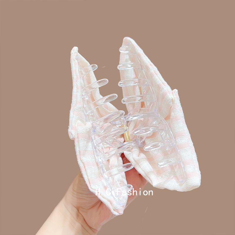 Refreshing striped triangular fabric gripper, high-end and sweet hair gripper, shark gripper, back head updo hair gripper accessory Application Scenario