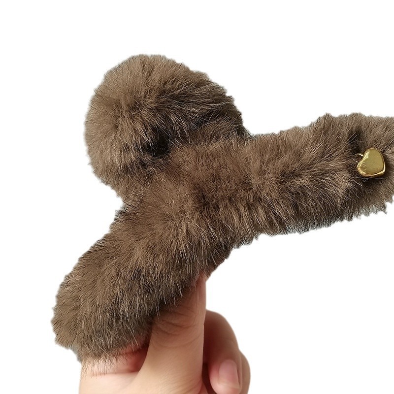 Heart-shaped plush grab clip, large hair clip for women, 2025 new style, high-end and elegant shark clip, winter hair accessory Item Picture