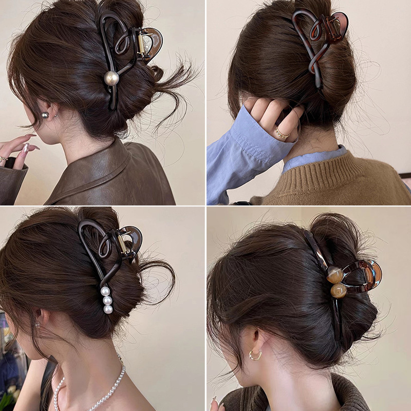 The hollowed-out heart-shaped and pearl-inlaid hair clip at the back of the head is a high-end and exquisite new spring and summer hair clip and hair accessory full figure