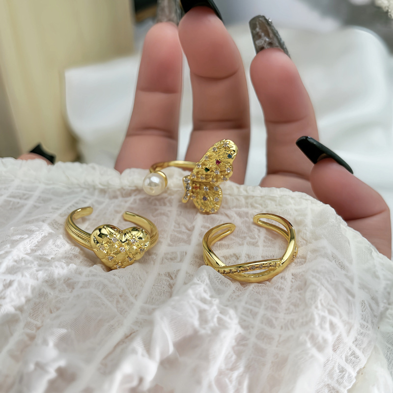 A new retro brushed butterfly diamond open-top ring with a feminine court style, sweet and cool heart, and a high-end layered index finger ring full figure