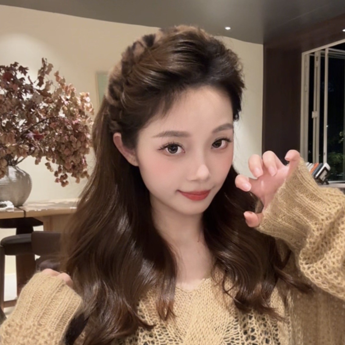 The plush leopard print hair band and hair tie exude a high-end feel. This is a new Korean spring and summer hair band with a high top and wavy headband for washing the face Application Scenario