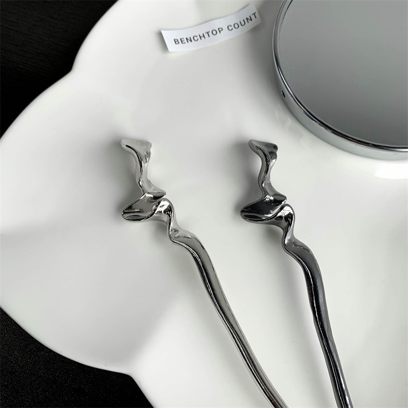 New Chinese-style simple modern metal hairpins, cold style, high-end feel, Hanfu coil hairpins, ancient-style hairpins and hair accessories Application Scenario