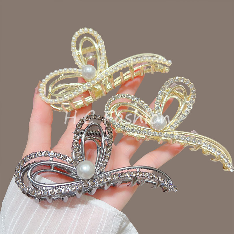 A new versatile shark clip headpiece that exudes a high-end and elegant feminine charm with a heart-shaped claw clip full figure