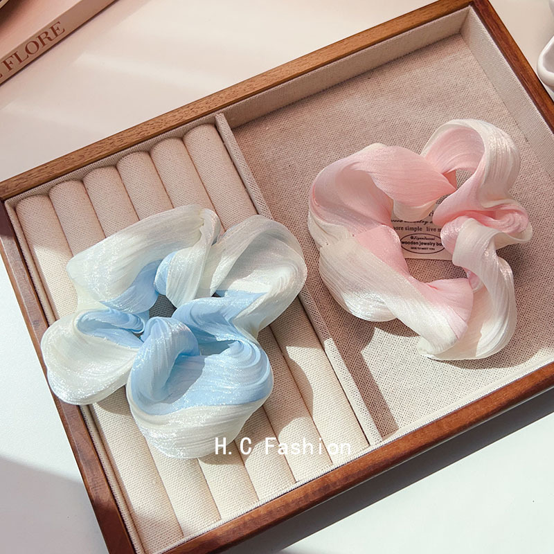 The flowing light gradient mesh large hair band is gentle and elegant, with a high level of appearance. It is a hair tie and rubber band hair accessory for summer full figure