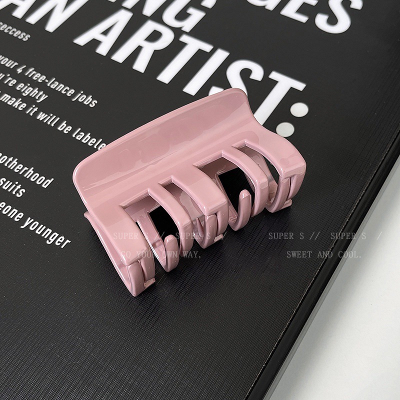 Creamy sweet style pink acrylic grab clip, female Instagram influencer M wavy hair clip, back of the head updo shark clip Application Scenario