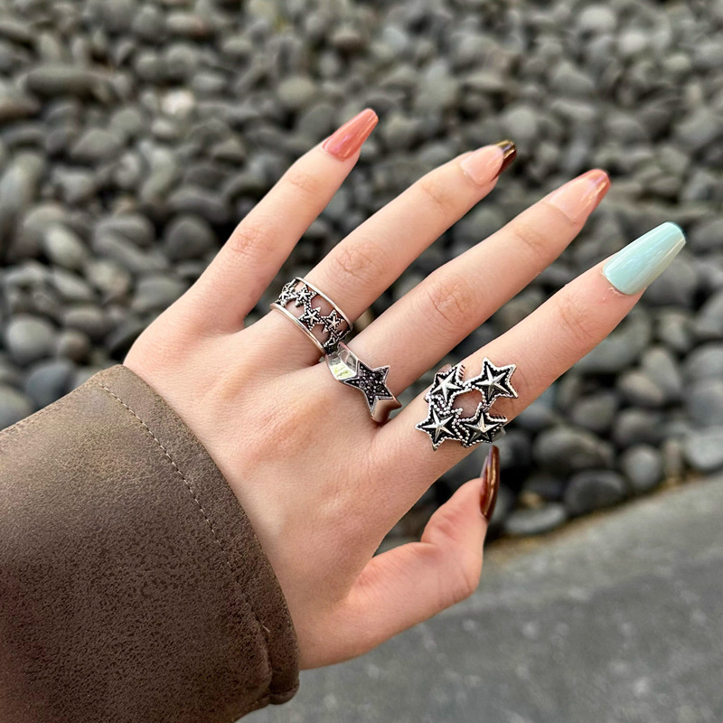 This Korean retro five-pointed star ring is exquisitely stacked and features a niche open-top design on the index finger ring. It has a cool and cool style details Picture