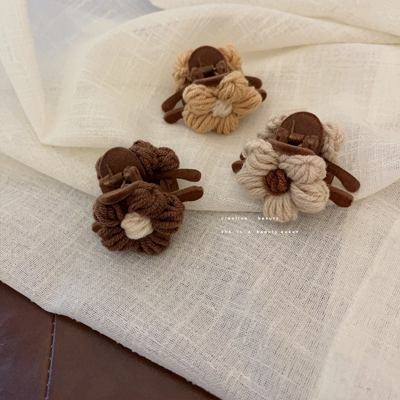 New Spring 2025 knitted flower hairpin with a high-end look, back head updo shark grabber, large hairpin Application Scenario