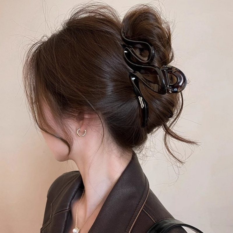 French letter hair clips and hair accessories, S wave shark clip at the back of the head, high-end style, large hairpin, thick hair clip, ins Application Scenario