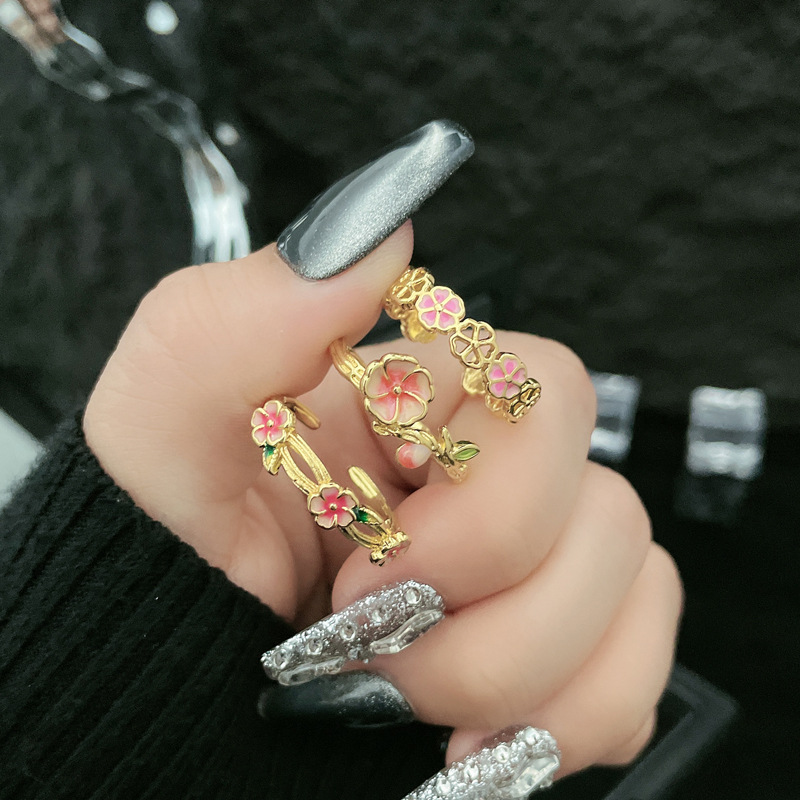 A new retro court-style gradient peach blossom opening ring for women, exuding a sense of light luxury and sophistication, with a unique and sweet floral design details Picture
