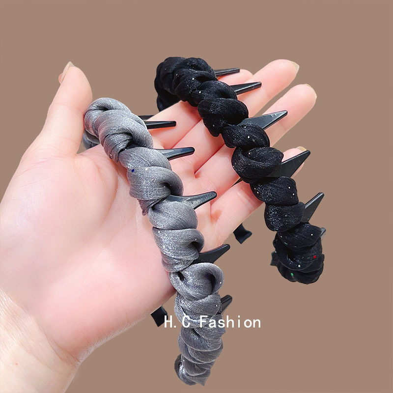 The new elegant chanel-style gold mesh hair band is a women's anti-slip headband with a toothed texture. It is a high headband for daily wear on the outside Specification drawing