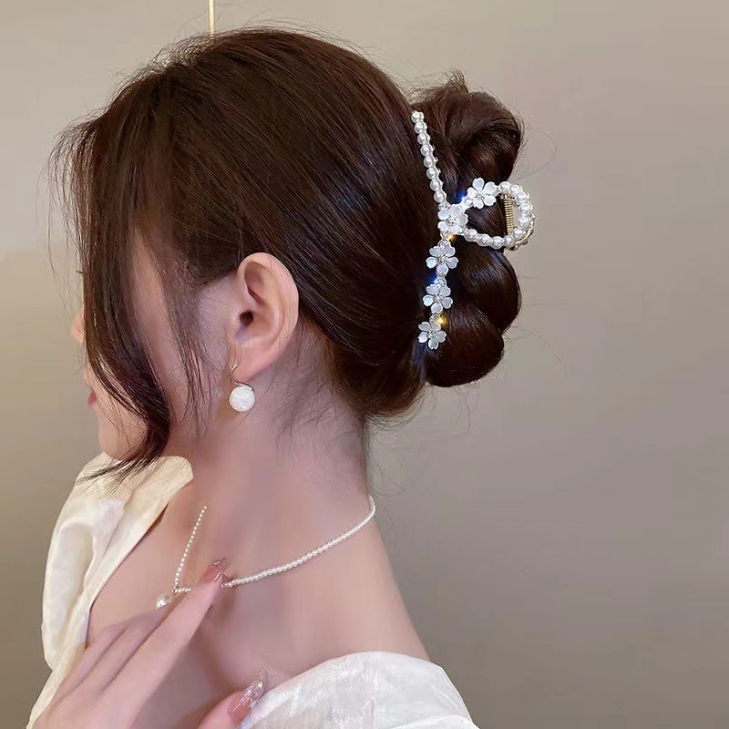 The 2024 new high-end flower-shaped hairpin at the back of the head is a stylish shark hairpin headwear for women details Picture
