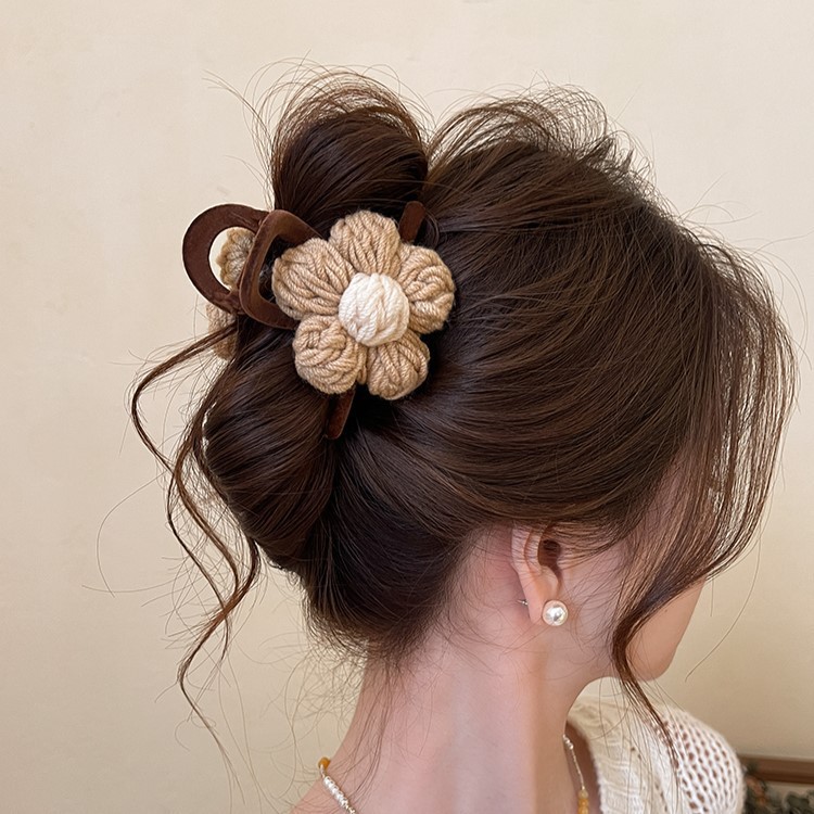 Spring and Summer woolen flower grappling clip, large shark clip, women's back of the head, 2025 new high-end clip hair accessory Application Scenario