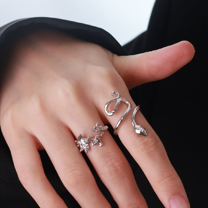The snake-shaped multi-layer lava thorny open ring is a niche design for women, exuding a sense of sophistication and individuality. It's a super cool and trendy ring for hot girls and Internet celebrities Specification drawing