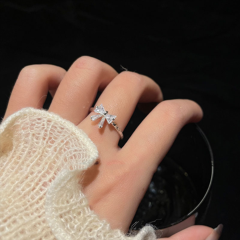 The sweet and girlish style of the silver bow ring with an adjustable opening is a unique design for women, exuding a sense of sophistication Specification drawing