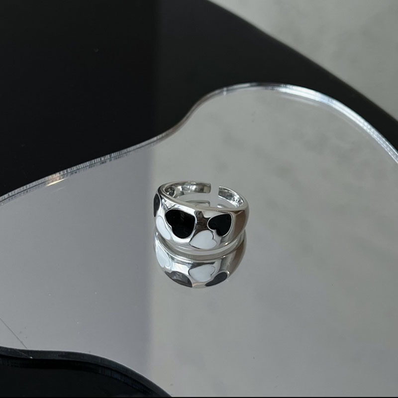 A black and white heart-shaped ring for women on Instagram, a niche design with a high-end feel. The opening is adjustable. A new trend Specification drawing