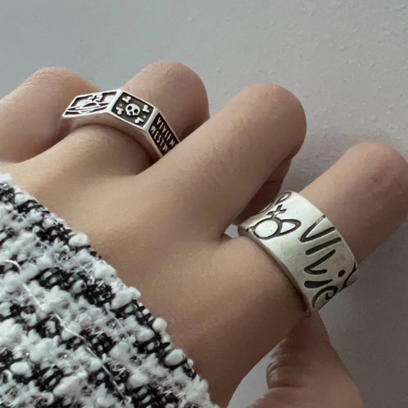 A cold post-punk style vintage Saturn ring by Vivienne, a fashionable black heart-shaped planet ring girl Specification drawing