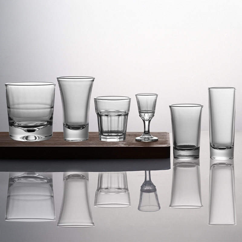 A set of thick-bottomed bullet cups, high-stemmed small wine glasses and wine sets, as well as a one-sipped glass of spirits, comes in a glass gift box full figure