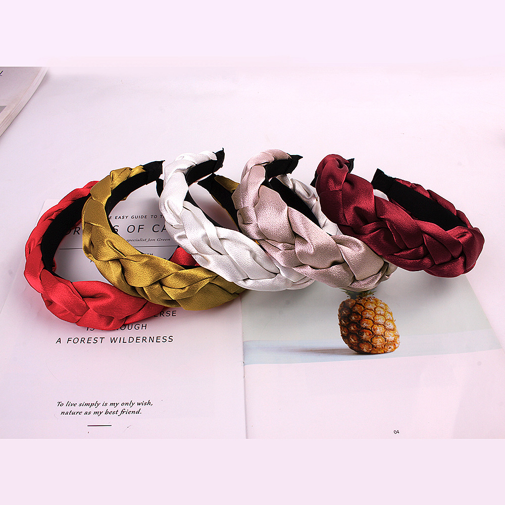 Qiyue European and American velvet braid headwear Headband Multi-color Women's velvet braid factory direct sales E10 Application Scenario